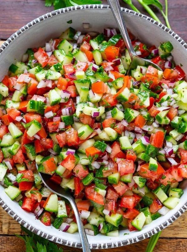 سلطة جبن بالطماطم